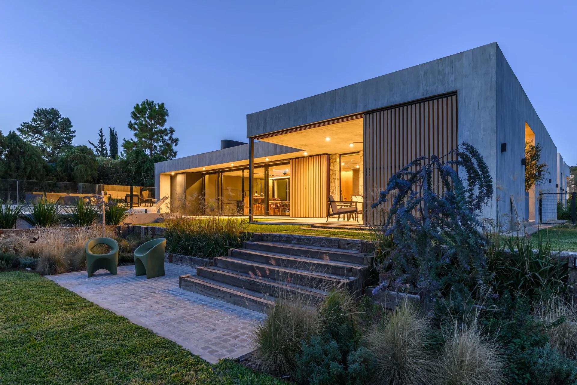 Estudio 121 y la Maestría de Habitar el Patio: Precision Técnica y Sensibilidad en Villa Allende