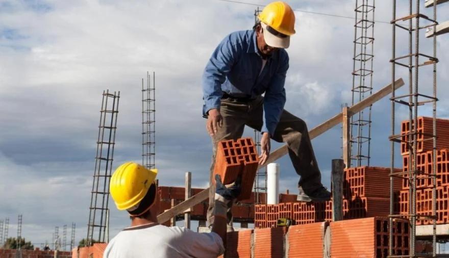 La construcción perdió 4.000 empleos formales en julio según el IERIC