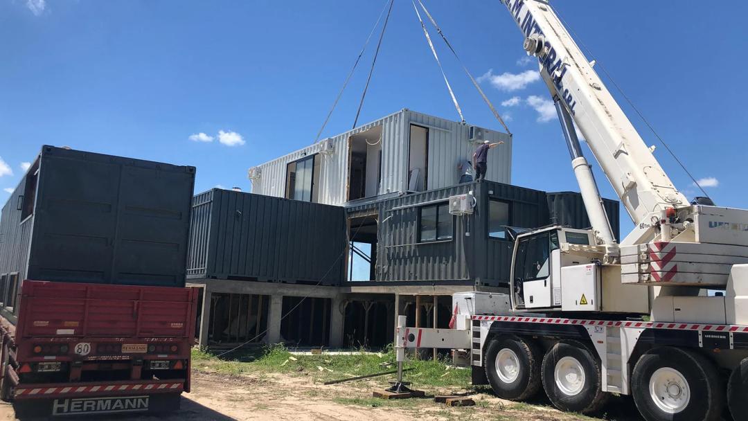 Casa modular en Cayastá: once contenedores marítimos para alojar hasta 24 personas