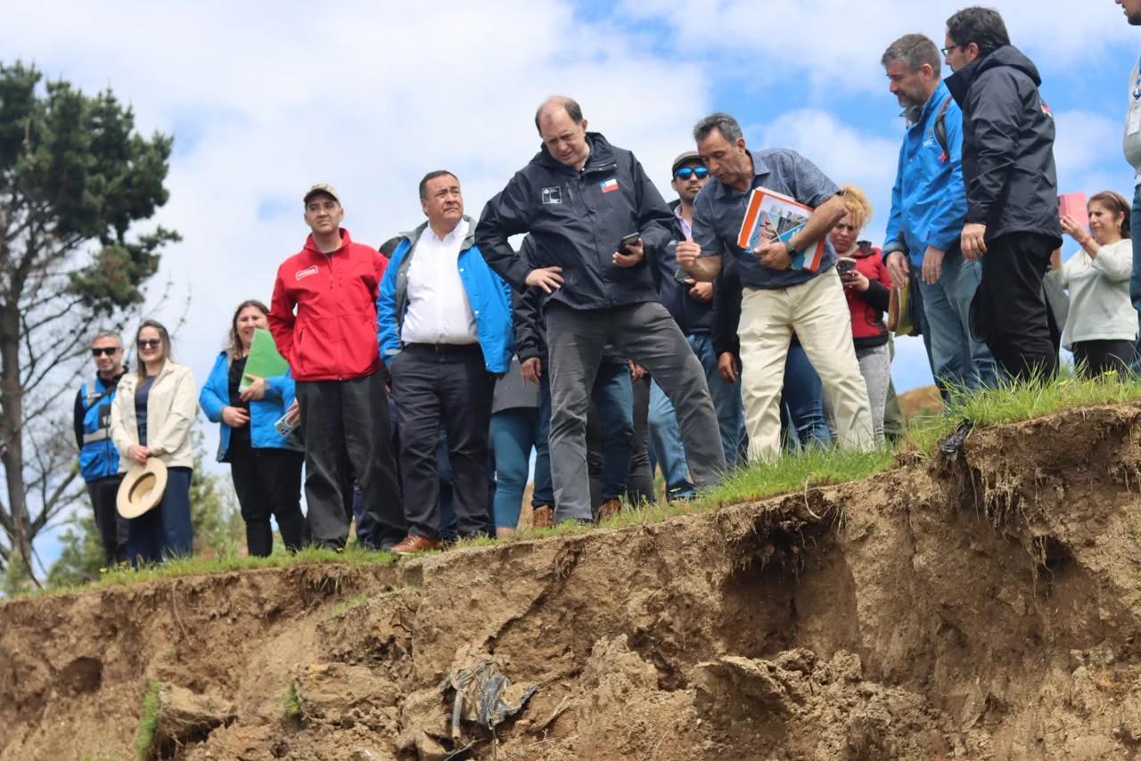 Ministro Poduje anuncia medidas para familias de Villa Mirador en Arauco