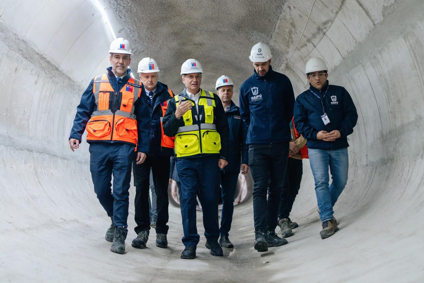 Biministro de Obras Públicas y Transportes y Telecomunicaciones junto al Presidente Kast visitan las obras del Colector Santa Corina en Pudahuel y reiteran el llamado a evitar riesgos innecesarios
