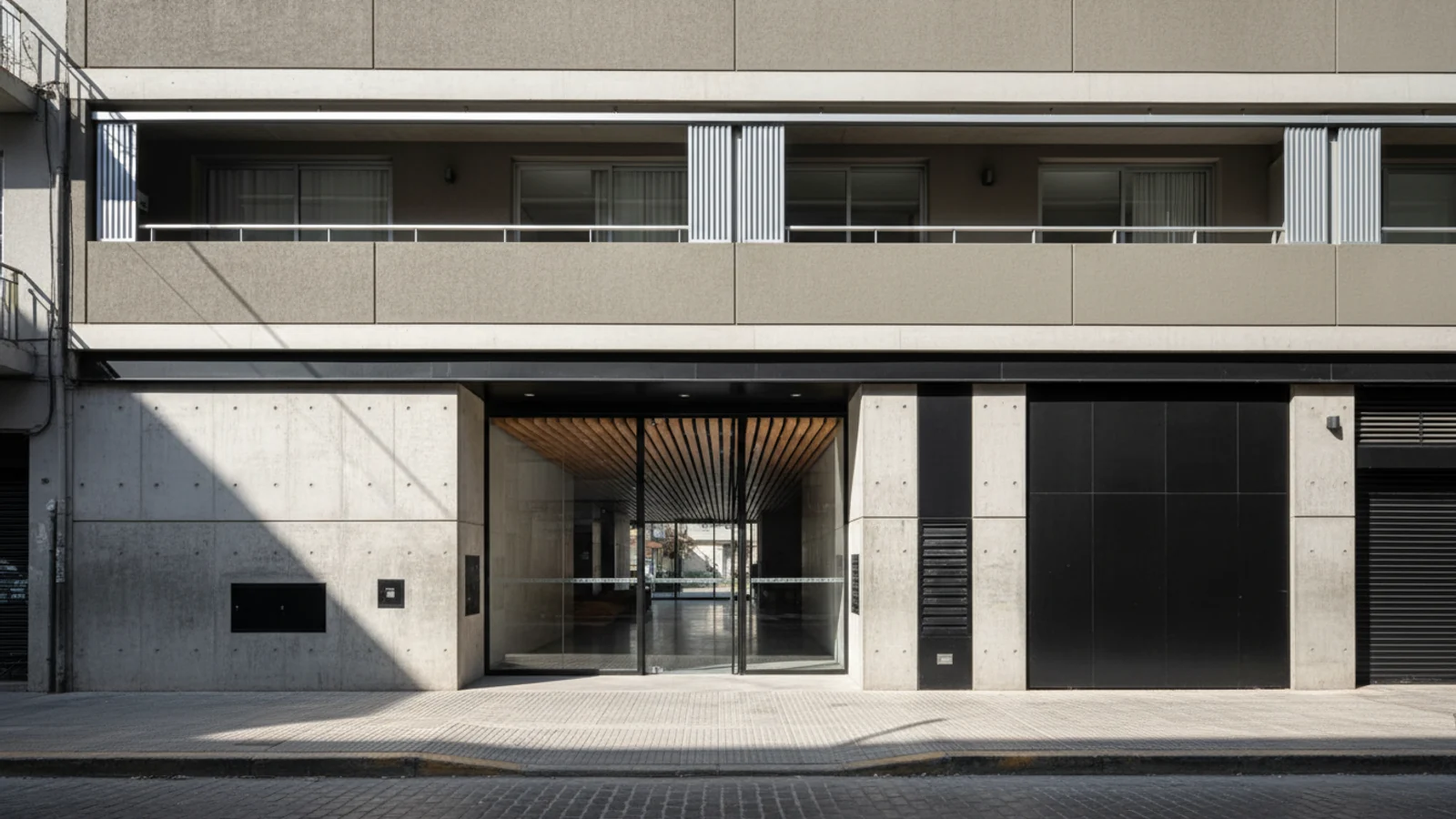 La Relevancia Subestimada: Accesos y Espacios Comunes en la Vivienda Media Urbana