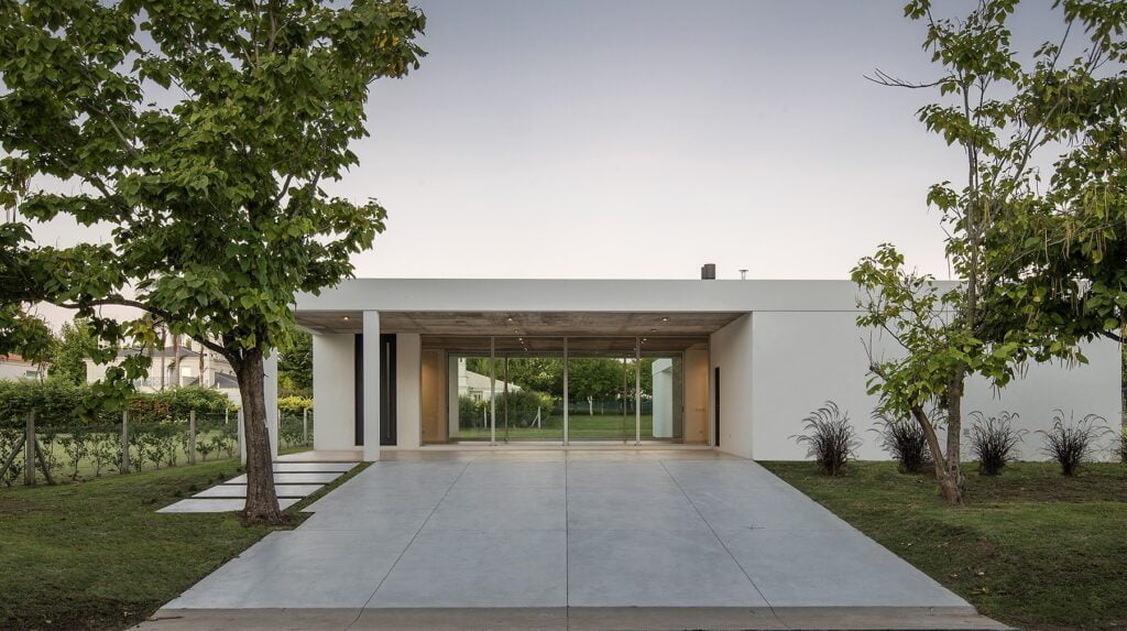 Casa SG: Una armoniosa fusión entre naturaleza y arquitectura en Luján