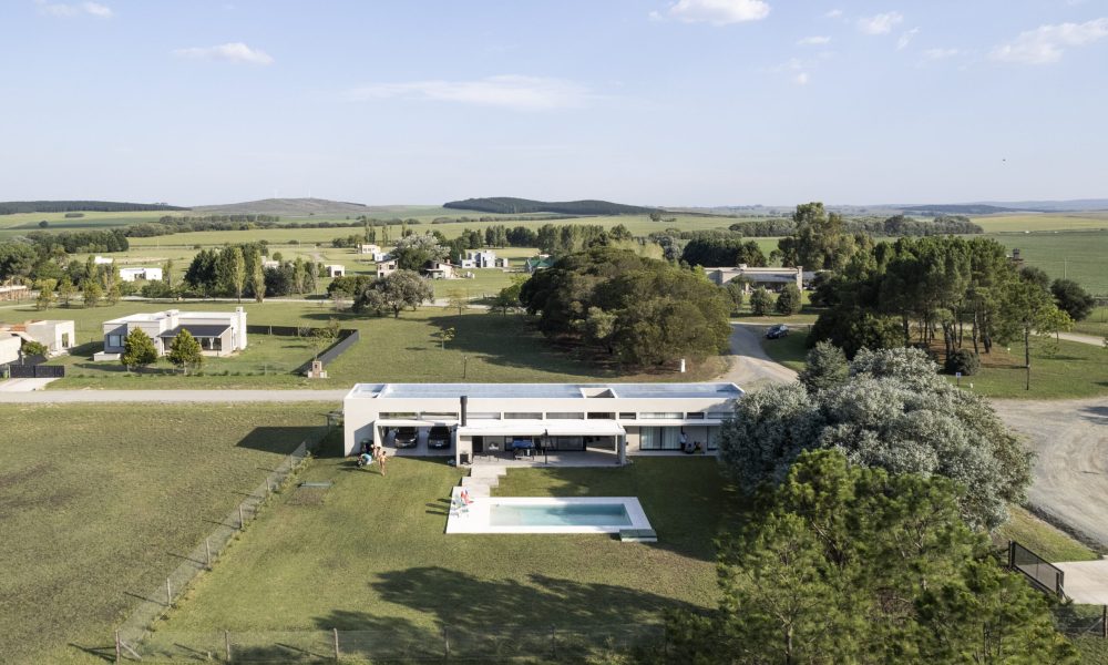 Casa PECE: Un Refugio Contemporáneo en el Corazón de Tandil