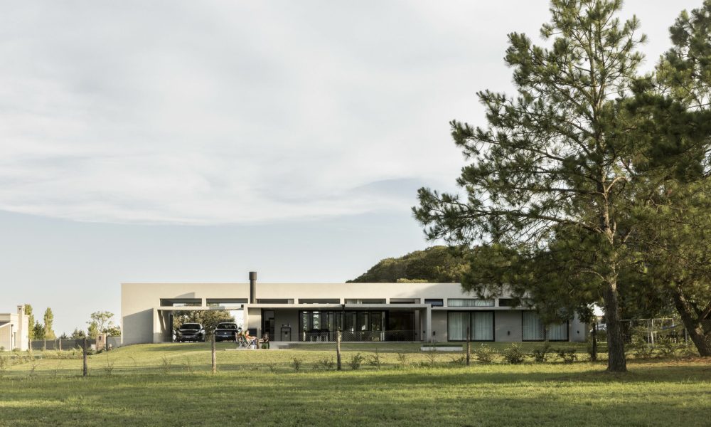 Casa PECE: Un Refugio Contemporáneo en el Corazón de Tandil