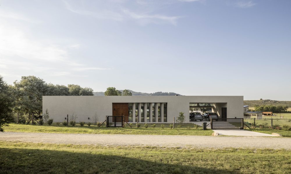 Casa PECE: Un Refugio Contemporáneo en el Corazón de Tandil