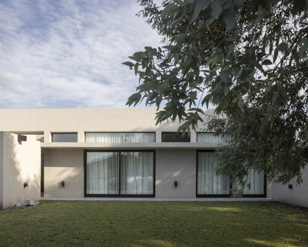 Casa PECE: Un Refugio Contemporáneo en el Corazón de Tandil